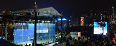 Il campo in vetro installato ad Hong Kong in uno scenario a dir poco spettacolare!